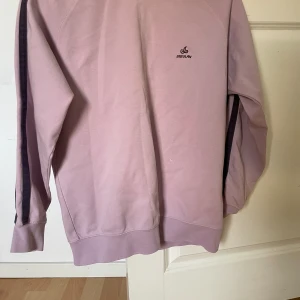 Sweatshirt  - En lila sweatshirt med detaljer och oversize, använd❤️