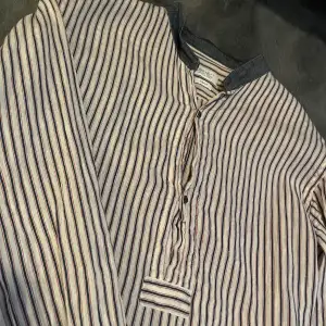 Säljer nu denna linneskjortan från zara. Tröjan är väldigt gammal men knappt använd. Tveka inte att höra av dig vid minsta intresse 