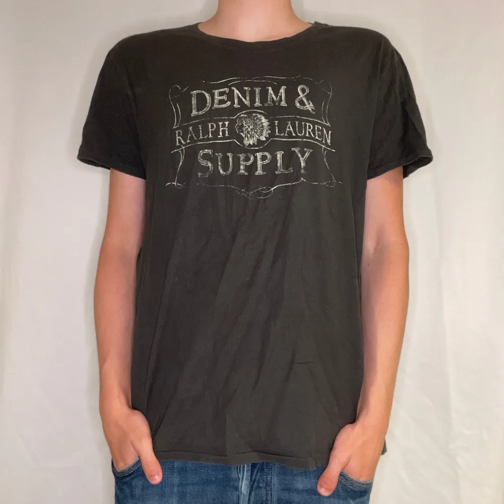 Tja ! Säljer nu denna sjukt snygga Ralph Lauren Dennim & supply T-Shirt ! Grymt skick ! Storlek  M ! Modellen är 185 ish ! || pm frågor / funderingar ! || Mvh !. T-shirts.