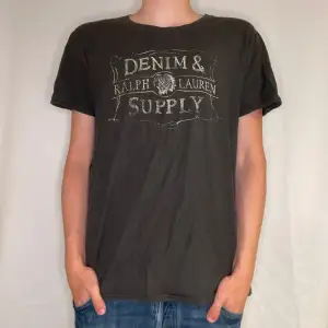 Tja ! Säljer nu denna sjukt snygga Ralph Lauren Dennim & supply T-Shirt ! Grymt skick ! Storlek  M ! Modellen är 185 ish ! || pm frågor / funderingar ! || Mvh !