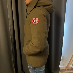 Canada goose jacka. - En helt ny canada goose jacka som kommit till användning 5-7 gånger pågrund av för liten storlek.Jackan har inga fel och är helt fläckfri.