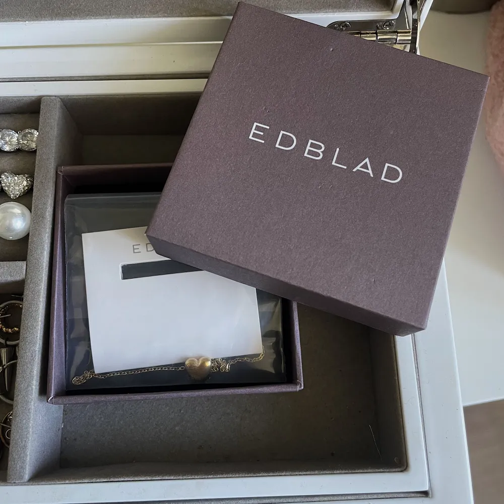 Helt nytt armband i guld från Edblad! Så fint och passar till allt, nypris 299kr💛. Accessoarer.
