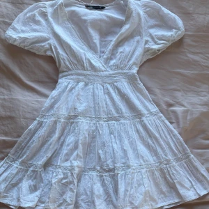 Vit klänning - Jättesöt vit klänning ifrån zara, passar pefekt nu till studenten eller som sommarklänning🥰 Säljs då den var för stor tyvärr. Skriv vid funderingar💗