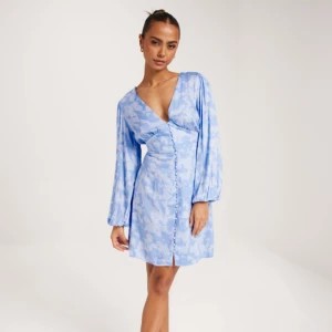 Sommarklänning - Säljer denna fina klänningen från Vila som endast är använd 1 gång. Nypris 699kr. Kontakta för fler bilder💕