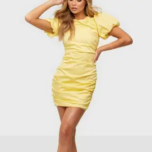 Superfin gul klänning med puffärmar 