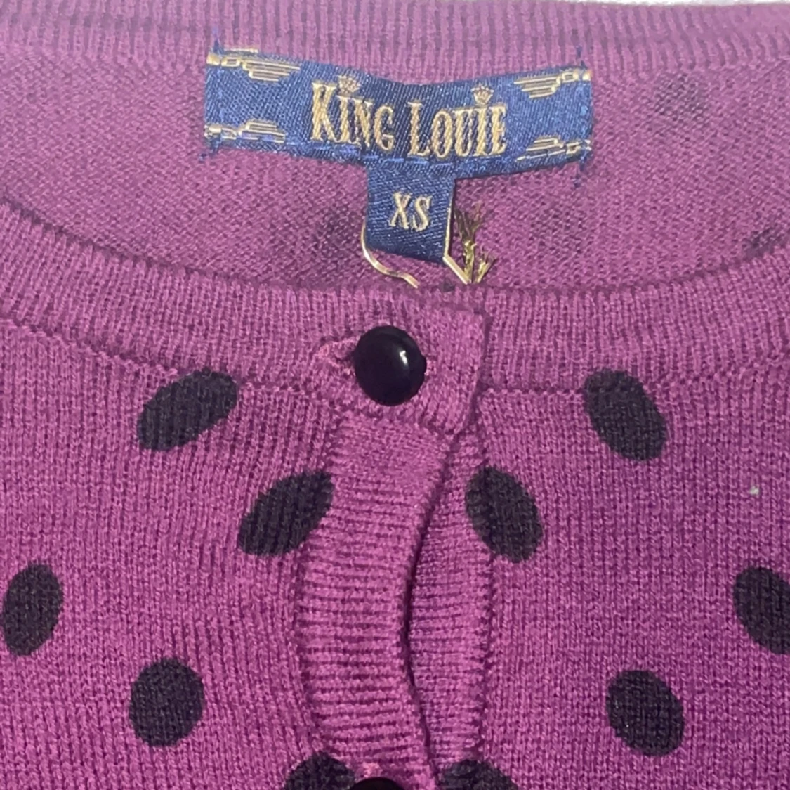 Lila prickig tröja - 90