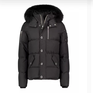 Moose knuckles 3Q jacka svart  - Intresse koll på min Moncler väst. Endast använd 1 gång och taggar och allt finns kvar. Går att skanna. Storlek S men passar M vilket motsvarar  Köpt för 11,999kr, hör av er vid frågor. Är öppen för bud