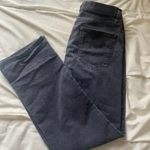 Ett par svart/grå Replay jeans i bra skick (inga skador) storlek W28 L30 Nypris 1500-1800kr