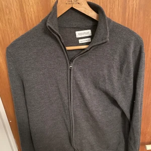 Zip tröja från These glory days - En fet tröja från märket These glory days, gjord på 100% merinoull. Tröjan är i rätt så bra skick, str S men passar även dig med xs. För frågor eller funderingar är det bara att höra av sig. Nypris=1100kr Mitt pris=500kr