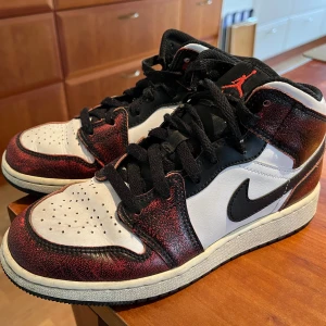 Nike Air Jordan - Säljer ett par Nike Air Jordans för 800kr,köpta för ca:1500kr. Storleken är 37,5 och dom är använda men i fint skick.