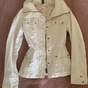 jeansjacka  - vit jeansjacka i fint skick🤍    