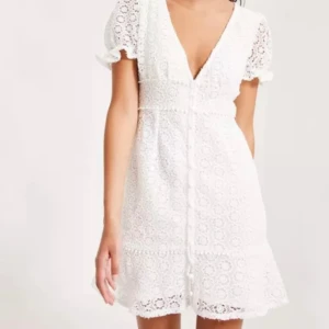 Vit klänning  - Söt klänning från kiss the sky som passar perfekt till skolavslutningen eller studenten. Strl S Aldrig använd!