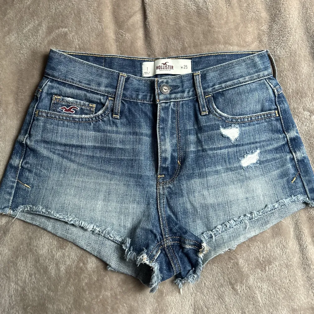Säljer dessa jätte fina jeans shorts från HOLLISTER då dem är för små, de är i storlek w25. (Pris kan diskuteras) . Shorts.