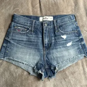 Säljer dessa jätte fina jeans shorts från HOLLISTER då dem är för små, de är i storlek w25. (Pris kan diskuteras) 