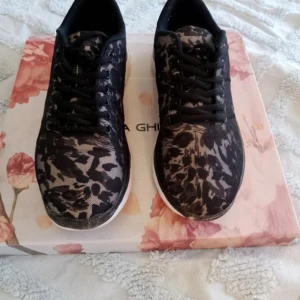 Gympaskor - Gympaskor i typ camouflage väldigt bekväma lite slitna fram annars fungerar de