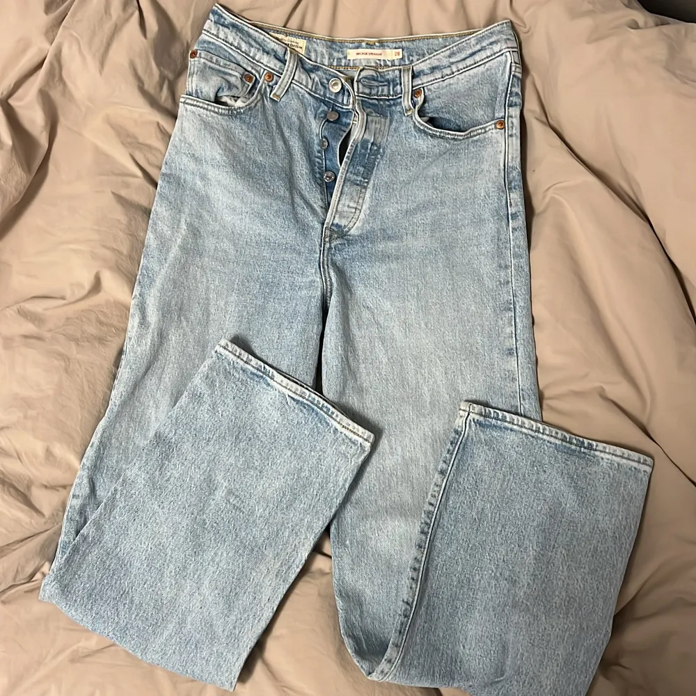 Levi’s jeans, ljusblå. Storlek 28 i midjan och storlek 29 i längden🩷Org pris 1000-något,  men de är ganska flitigt använda därav mitt pris, inga stora tecken på användning förutom att de blivit tvättade en del🫶🏼. Jeans & Byxor.