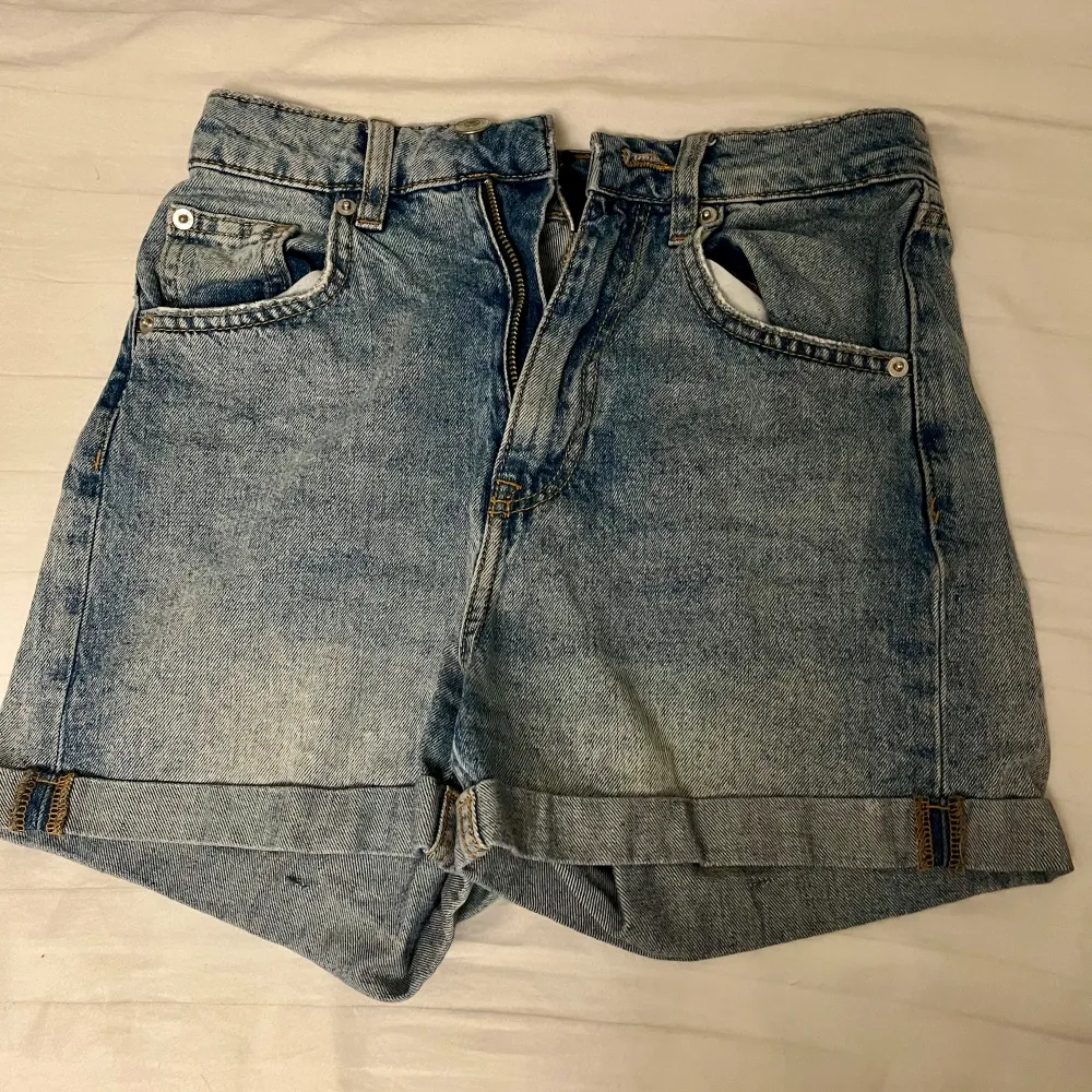 Säljer högmidjade jeansshorts i storlek xs. Säljer på grund av att de blivit för små💕. Shorts.