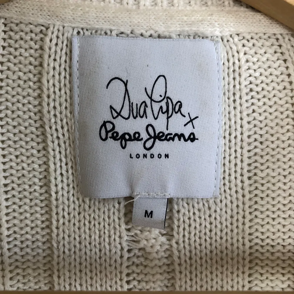 Cropped Cardigan in white, Size M.  Dua Lipa for Pepe Jeans.  Great condition :). Tröjor & Koftor.