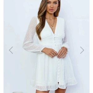 Studentklänning Dennis maglic - Säljer en studentklänning från Dennis Maglic i stl xs i jättefint skick då det blev att jag köpte en annan så då kom inte denna till användning men är använd en gång av henne som hade den innan. Nypris ca 800kr säljer för 350kr