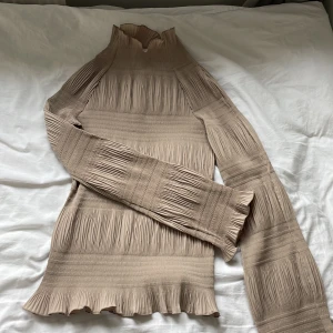 Beige blus  - Fin blus men används inte längre. Endast använd ett fåtal gånger❣️❣️