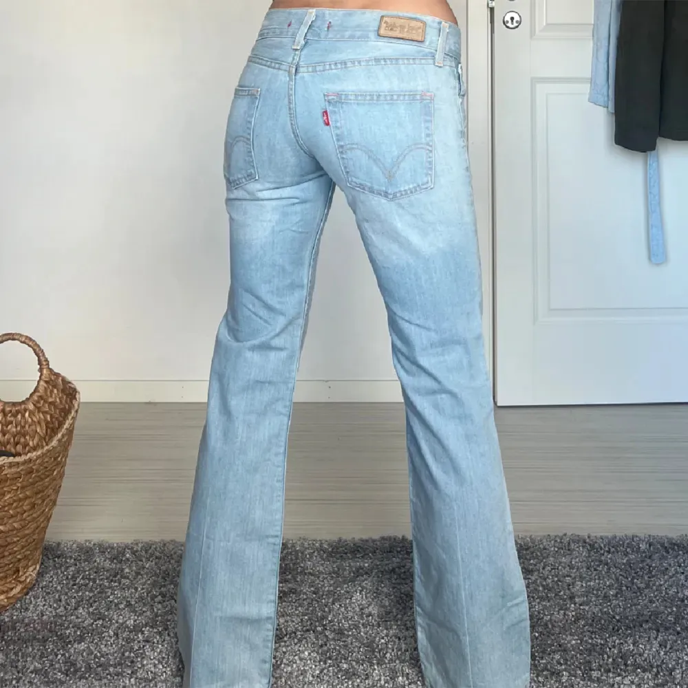 Midjemått: 36cm rakt över innerbenslängd: 80cm. Jättefina jeans köpte från Plick men var tyvärr för korta.💗💗bilderna är från tidigare säljare. 💕. Jeans & Byxor.