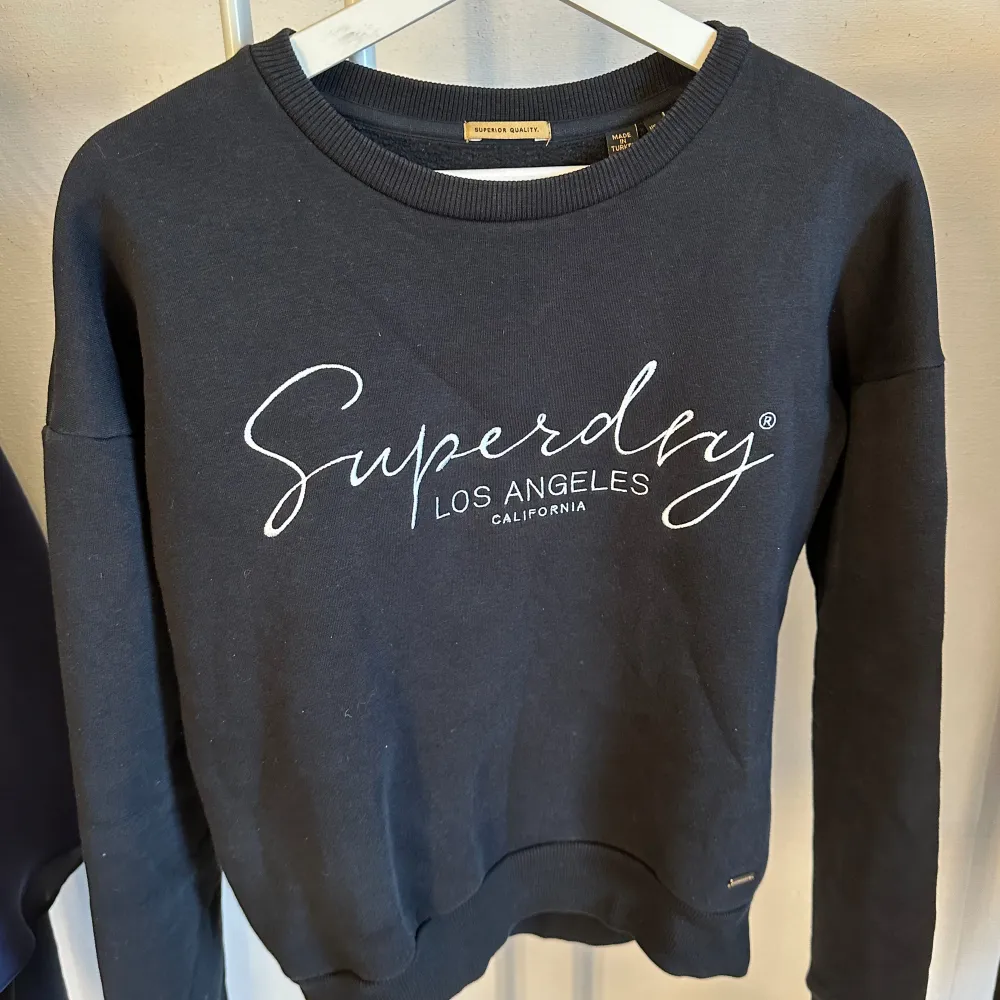 Svart superdry sweatshirt, köpt för ett par år sen för 800kr ❤️‍🔥. Hoodies.