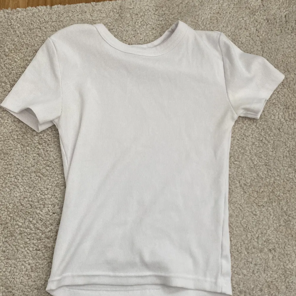 En vit ribbad t-shirt från zara . T-shirts.