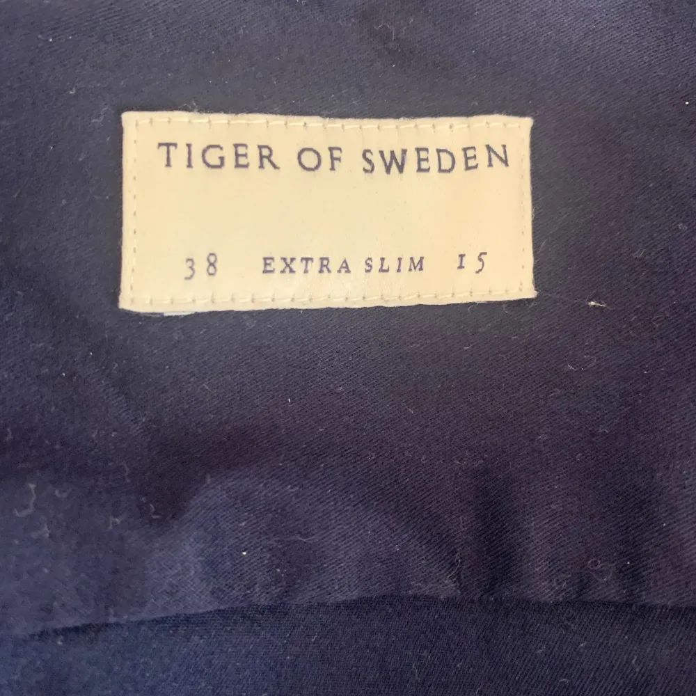 Säljer en nästan helt oanvänd skjorta från tiger of sweden. Skicket är 10/10 då den nästan aldrig är använd. Den är till salu då den inte kommer till användning. Nypris ligger runt 1399kr så mitt pris är extremt bra! Hör av dig vid intresse. Mvh. Skjortor.