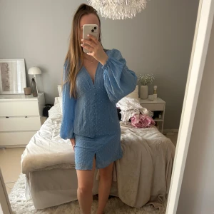 blå klänning - En jättefin blå klänning i ganska stark blå färg så man ser extra brun ut på sommaren 💙 aldrig använd, är i xs passar bra på mig som har S
