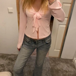 Knyttopp från Gina Tricot - En så fin och somrig topp med knytning framtill💕 Den köptes för ca 2 månader sedan och har använts ett fåtal gånger, den är i nyskick🥰 Säljer då jag inte har någon användning för den💓 