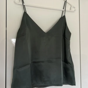 Grönt satin linne  - Grönt satin linne från lager 157 helt oanvänd 