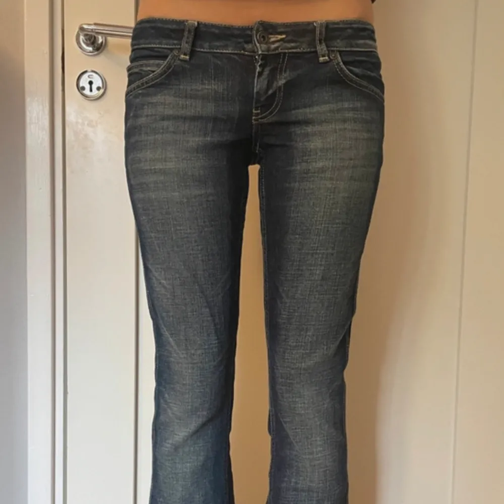 Ett par supersnygga jeans som jag köpte på Vinted. Tyvärr så var dem för små för mig. Tveka inte att skriva för fler bilder! ❤️ (lånade bilder från förra säljaren). Jeans & Byxor.