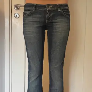 Ett par supersnygga jeans som jag köpte på Vinted. Tyvärr så var dem för små för mig. Tveka inte att skriva för fler bilder! ❤️ (lånade bilder från förra säljaren)