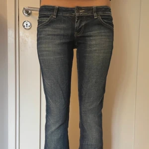 Vintage jeans - Ett par supersnygga jeans som jag köpte på Vinted. Tyvärr så var dem för små för mig. Tveka inte att skriva för fler bilder! ❤️ (lånade bilder från förra säljaren)