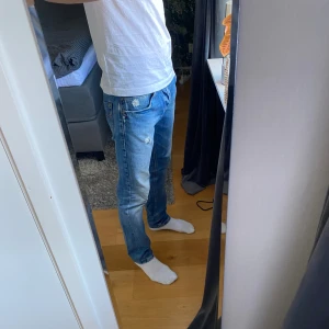 Dundup jeans - Ett par dondup jeans. Lite sköna slitningar och snygg stentvättad ljusblå färg.