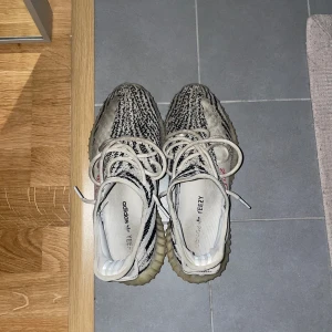 Yeezy zebra beaters - US 9.5 / EU 43 1/3 Skick - 3-4/10 HMU med bud så löser vi deal 
