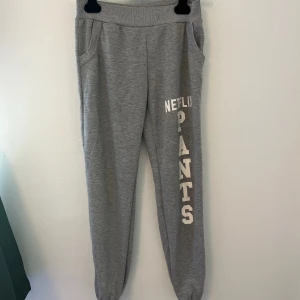 Mjukisbyxor - Netflix pants mjukisbyxor, snörningen saknas