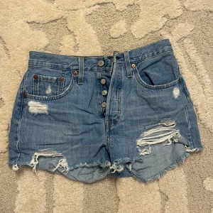 Levi’s shorts - Använda ett fåtal gånger. Köpts i USA och minns inte storleken, men skulle säga 36/38💞