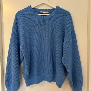 En blå stickad tröja från Zara 💙 Storlek: L