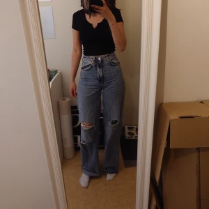 Jeans - Ripped jeans från Bikbok. Använd men i bra skick. Säljer för den sitter tajt från höften. Färgen är mörkare blå. Storlek: 24 midja och 32 i längd.