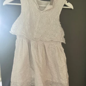 Spetsklänning  - Vit sommar spetsklänning inga defekter skriv för mer detaljer💕