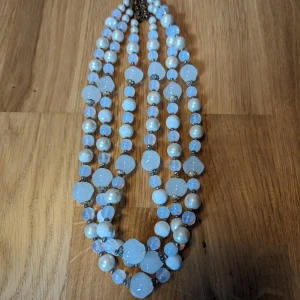 Pärlhalsband - Så fint och gulligt halsband med en layered look! Några av de vita pärlorna flagnar lite men det är inget man tänker på. Den kortaste kedjan är knappt 40 cm lång.