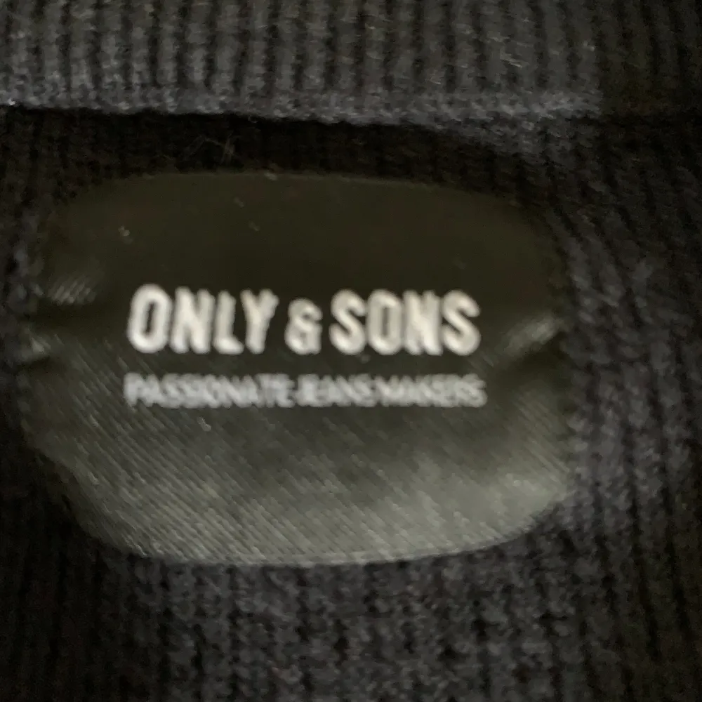 Säljer nu min snygga full zip från Only & sons, säljer då den blivit för liten för mig. Bra skick Inge märkvärdiga hål eller något.. Tröjor & Koftor.
