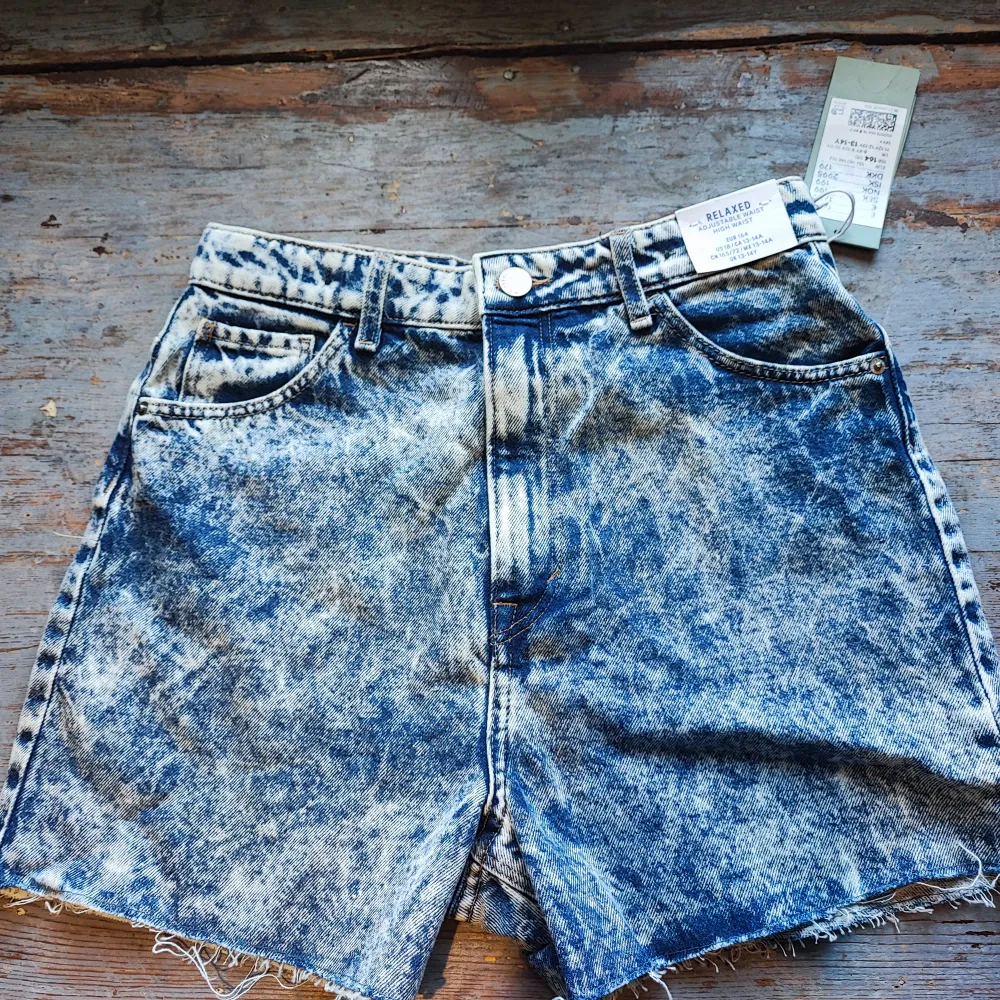Relaxed jeans shorts med adjustable waist. . Shorts.