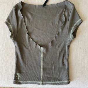 T-shirt - Snygg t-shirt med fin skärning för halsen. Kan ha båda sidorna fram, ena v-ringning och andra boatneck! Knappt använd! Passar s-xs 