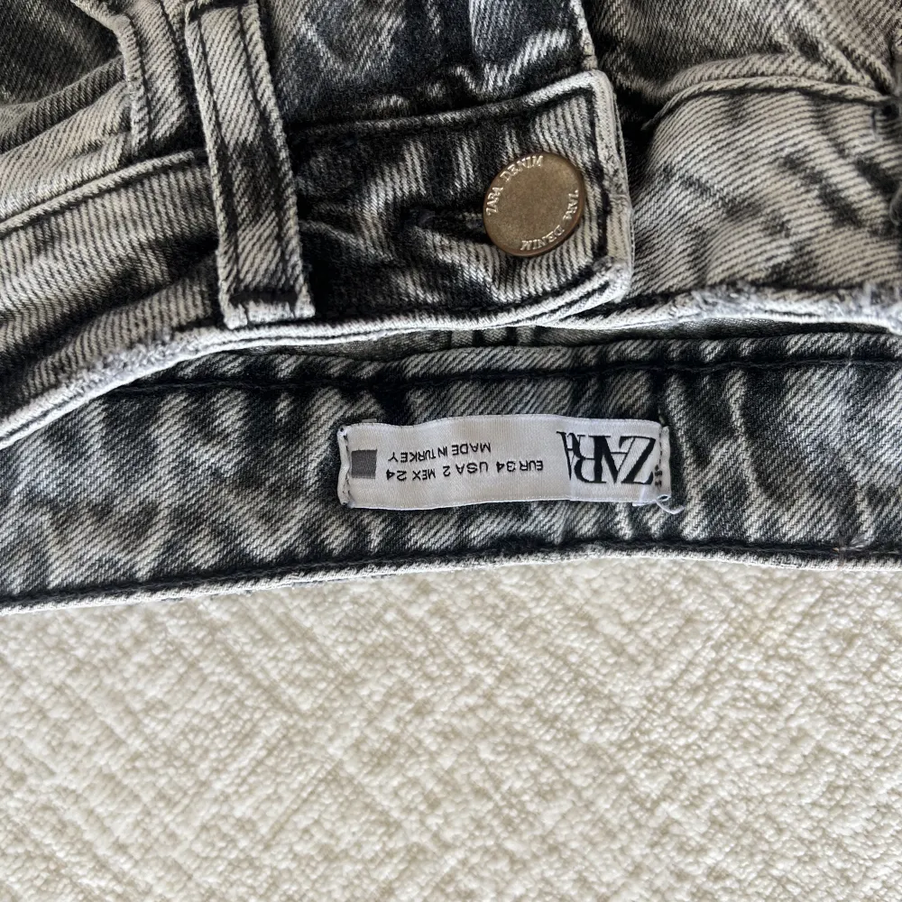 Bootcut jeans med slit nertill  Från zara. Jeans & Byxor.