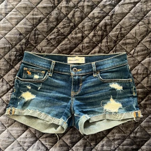 Low waist shorts - Super snygga Low waist shorts från abercrombie, bra skick, använd fåtals gånger🩷 säljer pågrund av att dem är för små för mig💕