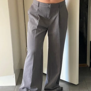 Kostymbyxor - Snygga kostymbyxor i tungt tyg! Säljer då de är för stora för mig. Passar storlek 38 eller s/m. Mycket bra kvalitet!