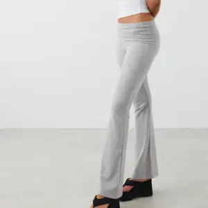 Säljer dessa Yoga Pants från Ginatricot🩶🌸 Använda 1 gång!!! Säljer då jag har liknade. Ser precis ut som på bilden! Köpta för 360kr 