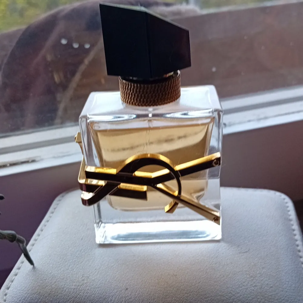 Jag säljer en av mina älskade Yves Saint Lauren parfymer 30 ml för  750 kr ! Den köptes för 900kr och jag säljer den för 750kr ! Den är endast testad med en helt MAGISK   DOFT och är en mycket populär parfym på sociala medier ! Mvh Åsa 🌹. Parfym.